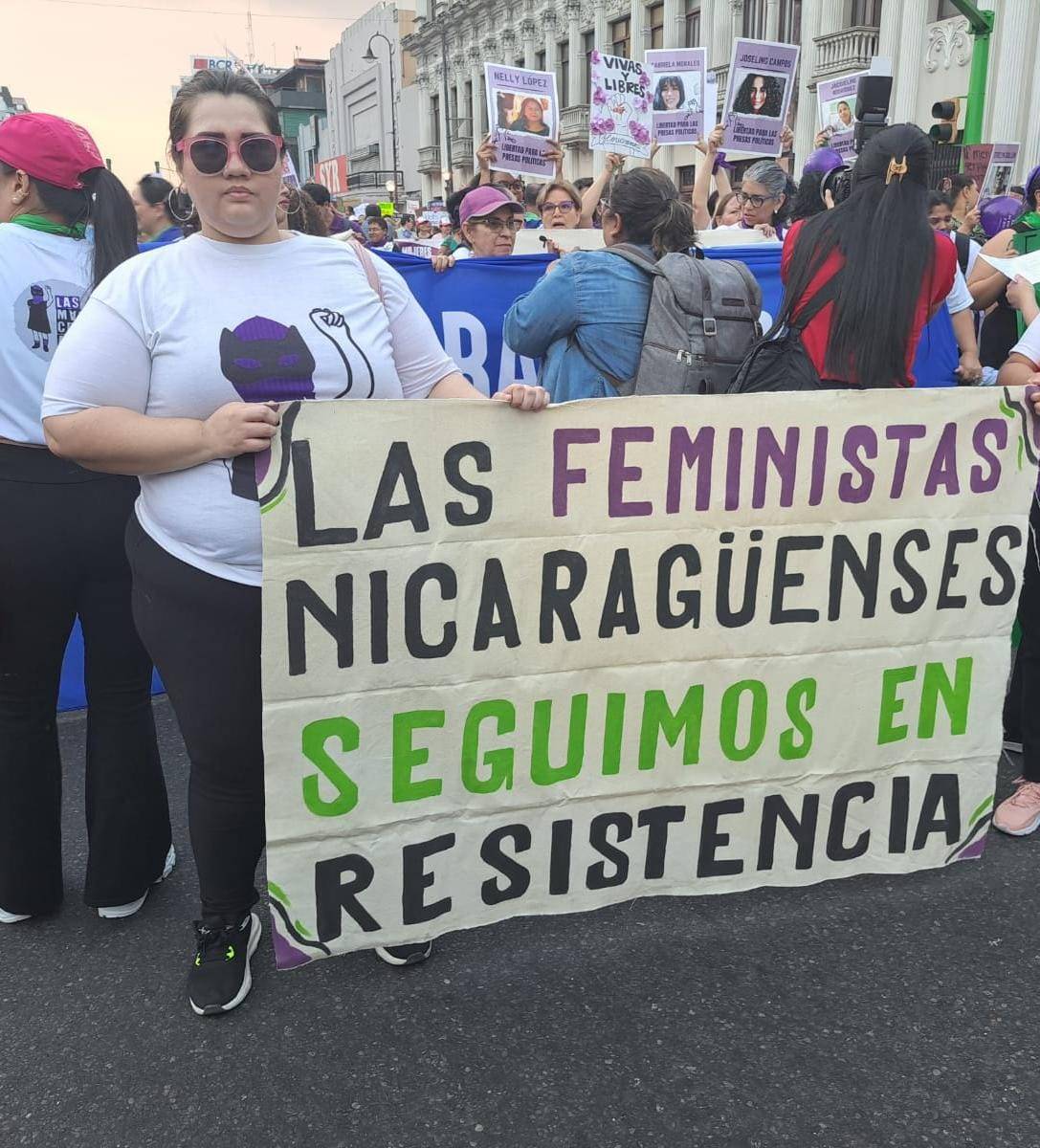 Integrantes de Las Malcriadas se manifiestan con la pancarta «Las feministas nicaragüenses seguimos en resistencia»