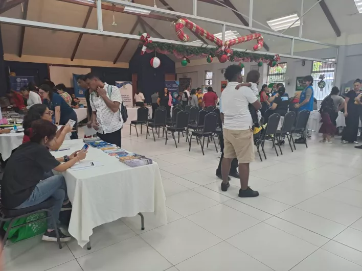 Puestos informativos y personas asistentes a la Feria 